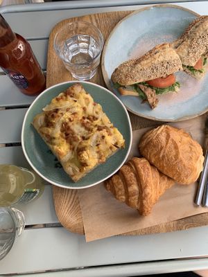Focaccia with vegan „cheese, bacon“, onion, sandwich with soy chunks   at Land & Monkeys - Turenne in Paris