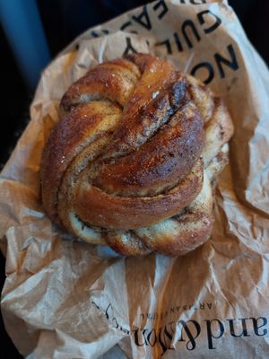 Cinnamon roll at Land & Monkeys - Turenne in Paris