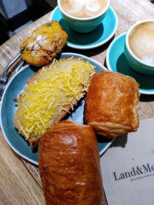 Breakfast at Land & Monkeys - Turenne in Paris