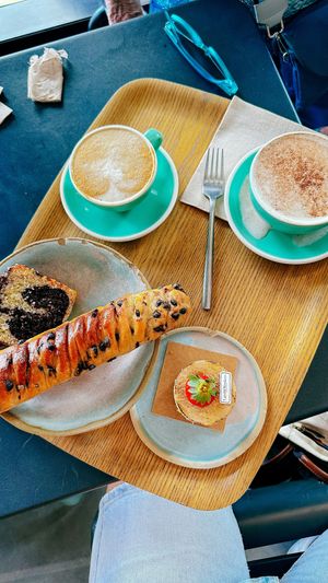 Marble cake and oat lattes  at Land & Monkeys - Turenne in Paris