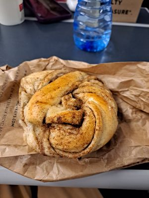 Cinnamon knot at Land & Monkeys - Turenne in Paris