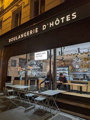 view from outside at Land & Monkeys - Turenne in Paris