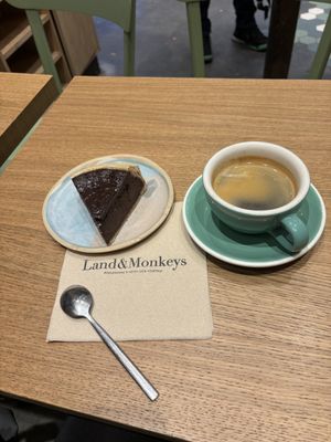 That cheesecake that makes you feel like you're in heaven🧸  at Land & Monkeys - Turenne in Paris
