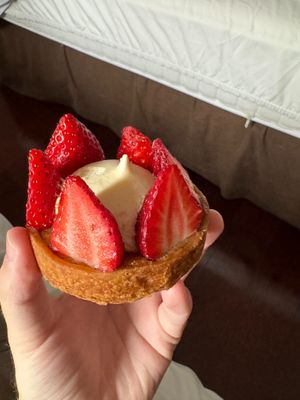 strawberry tart at Land & Monkeys - Turenne in Paris