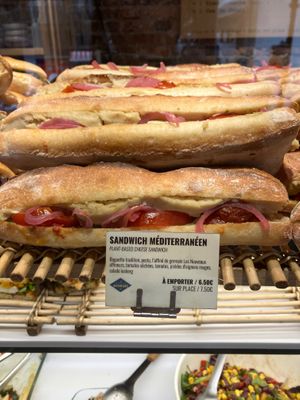 Such an amazing sandwich! It has a soft cheese that is not cheesy but kind of lemony, tomato, pickled onions and an amazing sweetish sauce that is to die for. A must try for anyone at Land & Monkeys - Turenne in Paris