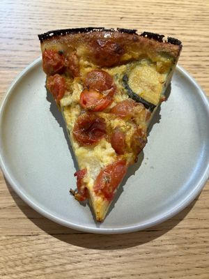 A tomato and zucchini quiche very good, with a smoky undertone. The pastry is perfect and it is overall good at Land & Monkeys - Turenne in Paris