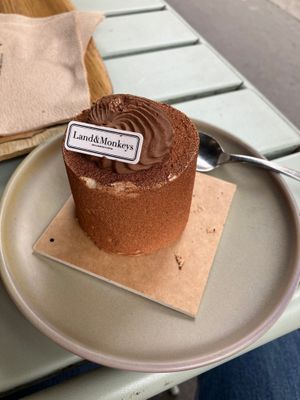 Chocolate and hazelnut cake at Land & Monkeys - Turenne in Paris