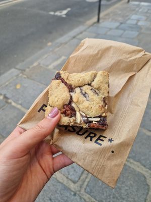 Brookie is excellent at Land & Monkeys - Turenne in Paris