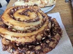 Cinnamon roll  at Land & Monkeys - Turenne in Paris
