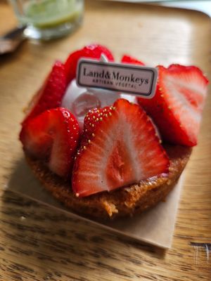 Tartelette fraise at Land & Monkeys - Turenne in Paris