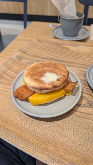 Breakfast muffin at Land & Monkeys - Turenne in Paris
