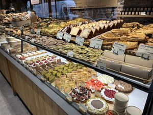 No, no, this one has the best displays! Stunning and impressive    at Land & Monkeys - Turenne in Paris