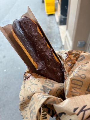 Chocolate eclair at Land & Monkeys - Turenne in Paris