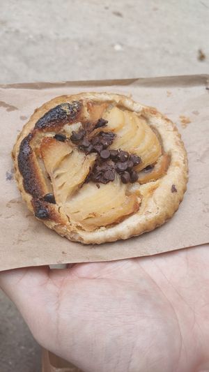 Pear tartelette at Land & Monkeys - Turenne in Paris