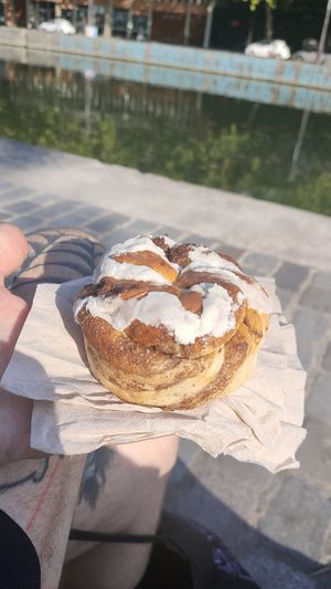 Cinnamon roll at Land & Monkeys - Turenne in Paris