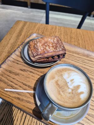 Latte and "suisse" at Land & Monkeys - Turenne in Paris
