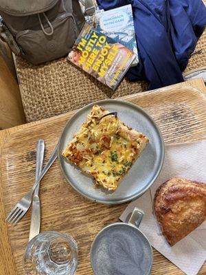 Black sesame latte 🖤☕️, foccacia with ham & “🧀” and an 🍎 pastry! All so yummy 🤤  at Land & Monkeys - Turenne in Paris