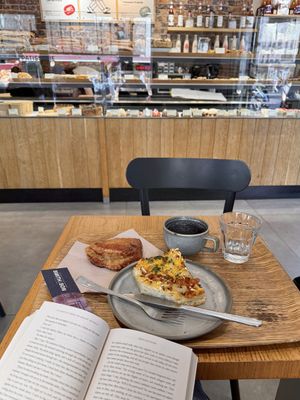 Black sesame latte 🖤☕️, foccacia with ham & “🧀” and an 🍎 pastry! All so yummy 🤤  at Land & Monkeys - Turenne in Paris