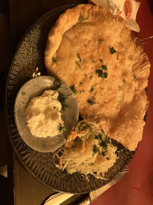 Cheburek mit Kartoffel-Zwiebelfüllung at Aljonuschka in Dresden