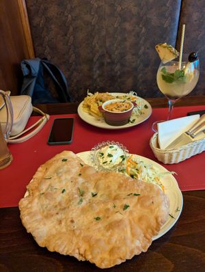 Boef Stroganov (oben) und Cheburek at Aljonuschka in Dresden
