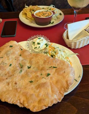 Boef Stroganov (oben) und Cheburek at Aljonuschka in Dresden