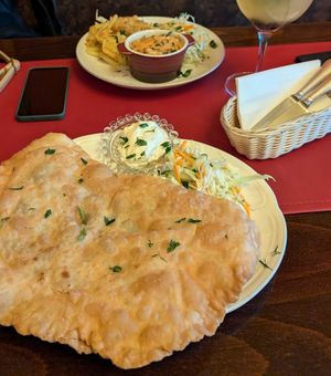 Boef Stroganov (oben) und Cheburek at Aljonuschka in Dresden