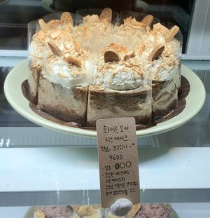 White mocha cheesecake at Duduri Dupang in Seoul