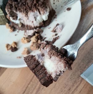 raspberry smore cake - close-up of marshmellow filling at Duduri Dupang in Seoul