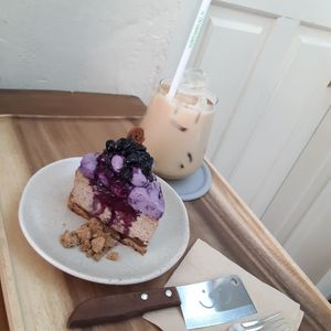 Cake and oat milk tea at Duduri Dupang in Seoul