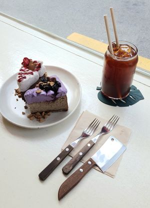 2 cakes and 1 drink for two people at Duduri Dupang in Seoul