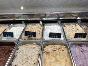 4 vegan options amongst the dozen or so flavours on offer at Orange County Creamery in Dana Point
