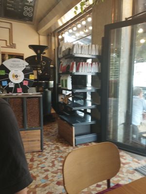 Coffee for sale and roasting sur place at Arbuste in Caen