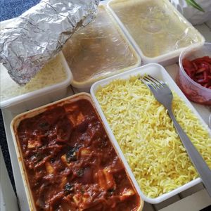2p menu (take away) - 2 yellow basmati rice, 1 dal, naan in tinfoil, side onion salad and extra hot spice + 2 curries of choice (tofu kadai🌶️🌶️, dal lasooni) at Indian Summer in Groningen