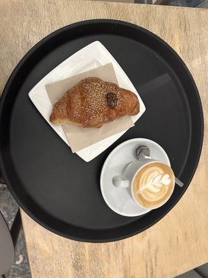 Croissant al cioccolato e cappuccino di mandorla  at Shake Café in Florence
