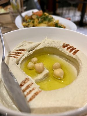 Houmous and potatoes   at Le Vieux Cèdre in Enghien