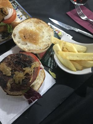 Beyond burger at Cafetería Becerra in Teruel