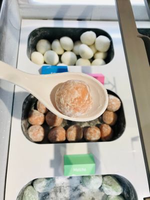 Ice-mochi strawberry. Vegan. at SuRolls in Hamburg