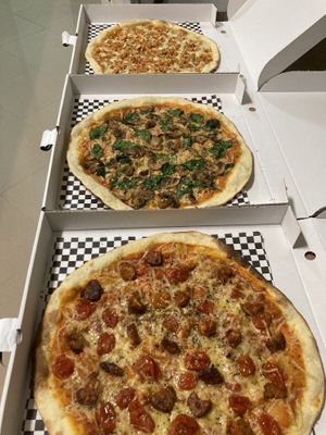 Jacatupiry (above), mushrooms and spinach (middle), vegan chorizo (below) at Atelier das Pizzas in Cascais