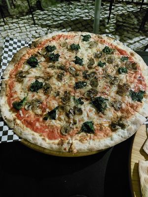 Pizza cogumelos e espinafres vegan at Atelier das Pizzas in Cascais