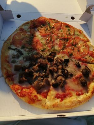 Mitad boletus + mitad albahaca at Chiarissimo Pasta y Pizza in Laredo