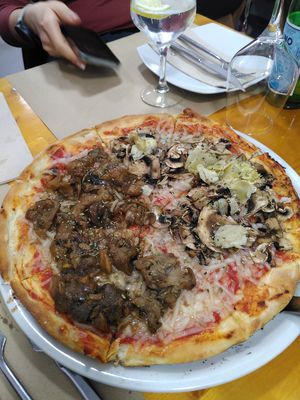 Pizza con dos sabores at Chiarissimo Pasta y Pizza in Laredo