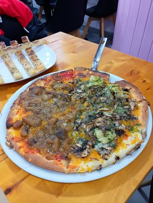 Pizza mitad 4 estaciones mitad voletus at Chiarissimo Pasta y Pizza in Laredo