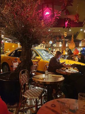 Décoration intérieure at Broadway Caffe in Paris