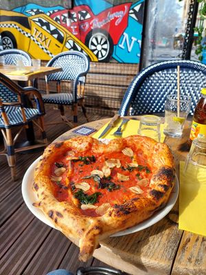 Marinara with lots of garlic (7€) at Broadway Caffe in Paris
