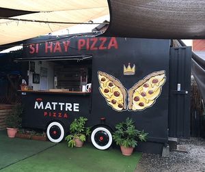 El food truck, tienen area para sentarse al lado  at Mattre Pizza  in Santiago