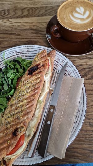 Veganes Baguette mit Avocao, Hummus und Tomate at Simply Coffee in Duisburg