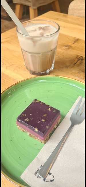 vegan cake at Simply Coffee in Duisburg