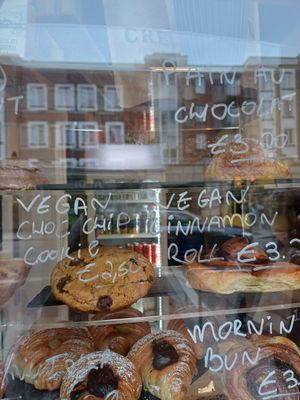 Vegan options: Cinnamon Roll and Vegan Choc Chip Cookie 🍪 😋 at Creed Coffee Roasters in Celbridge