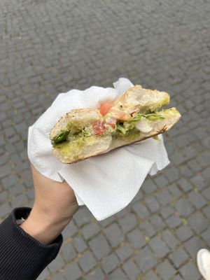 Salsa-Bagel (angenehm gewürzte Avocado-Hummus-Creme mit Tomaten und Grünzeug), war lecker, Foto fast vergessen 😛  at Desserado in Erfurt