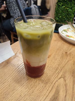 iced strawberry Matcha mit Kokosmilch at Desserado in Erfurt